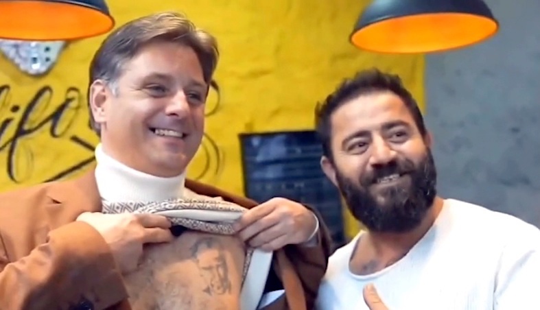 Atatürk Sevgisini Göğsüne Kazıdı